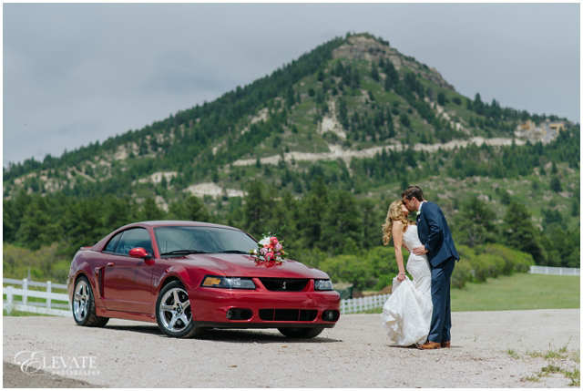 wedding couple with mustang country