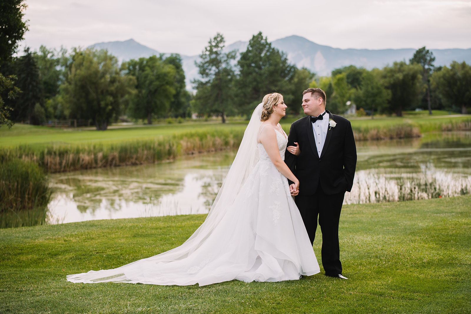 husband and wife portrait at boulder country club with mountain view in the background