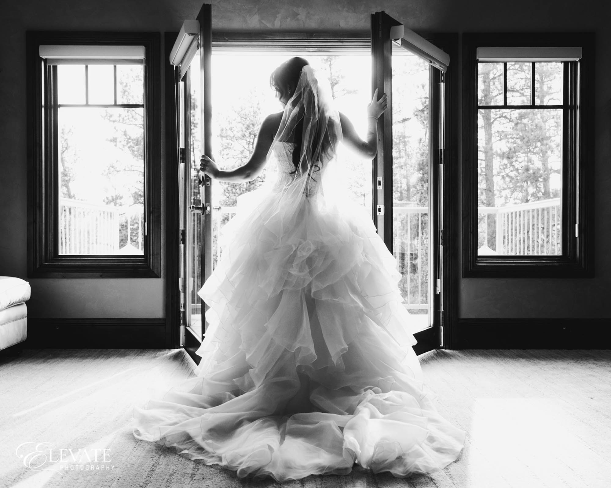 black and white of bride getting ready in Castle Rock