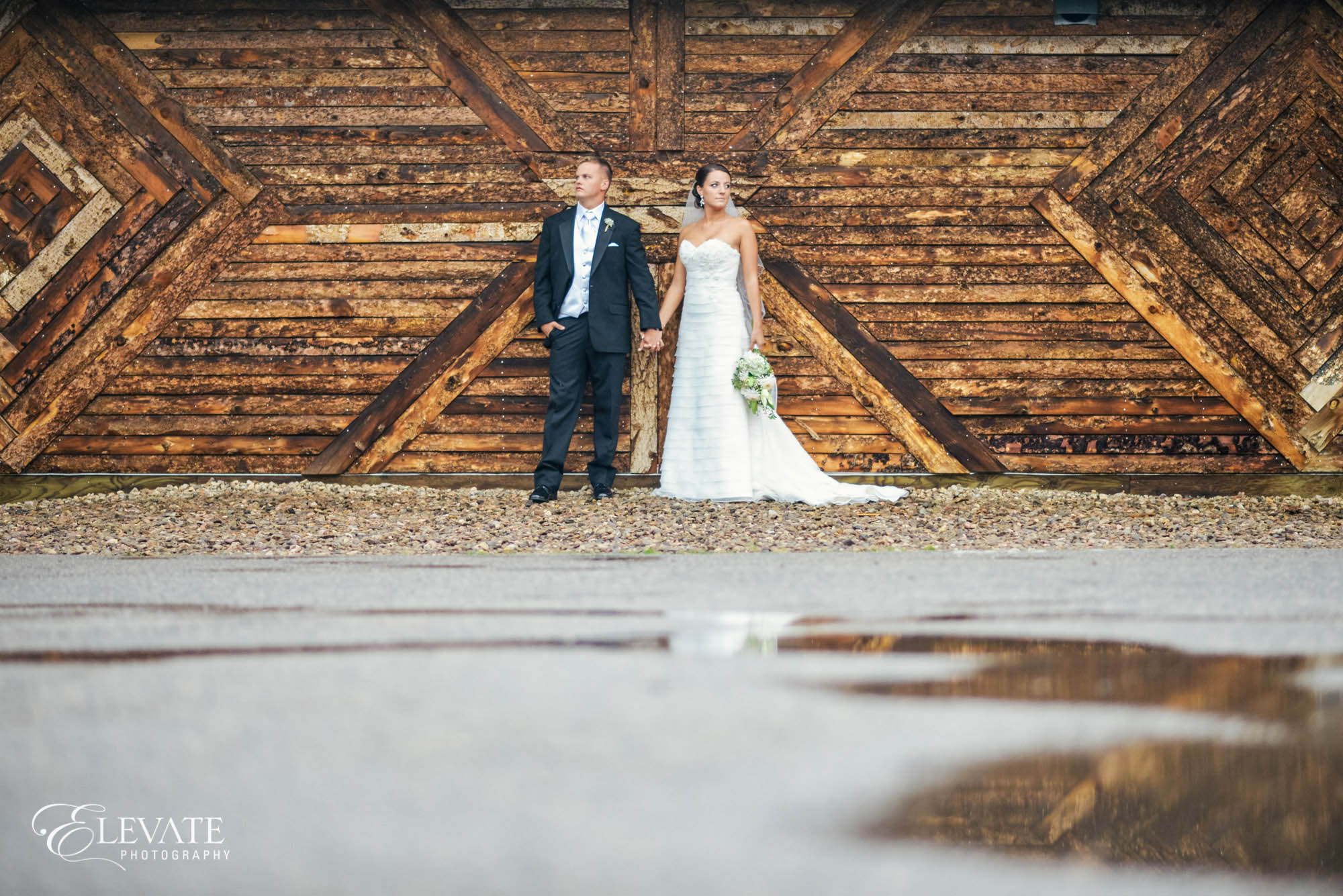 wedding couple log cabin